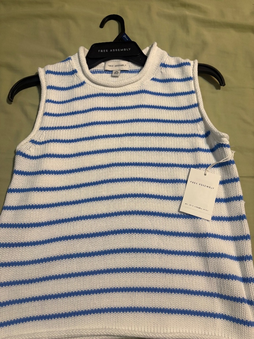 Free assembly neck shell sweater
